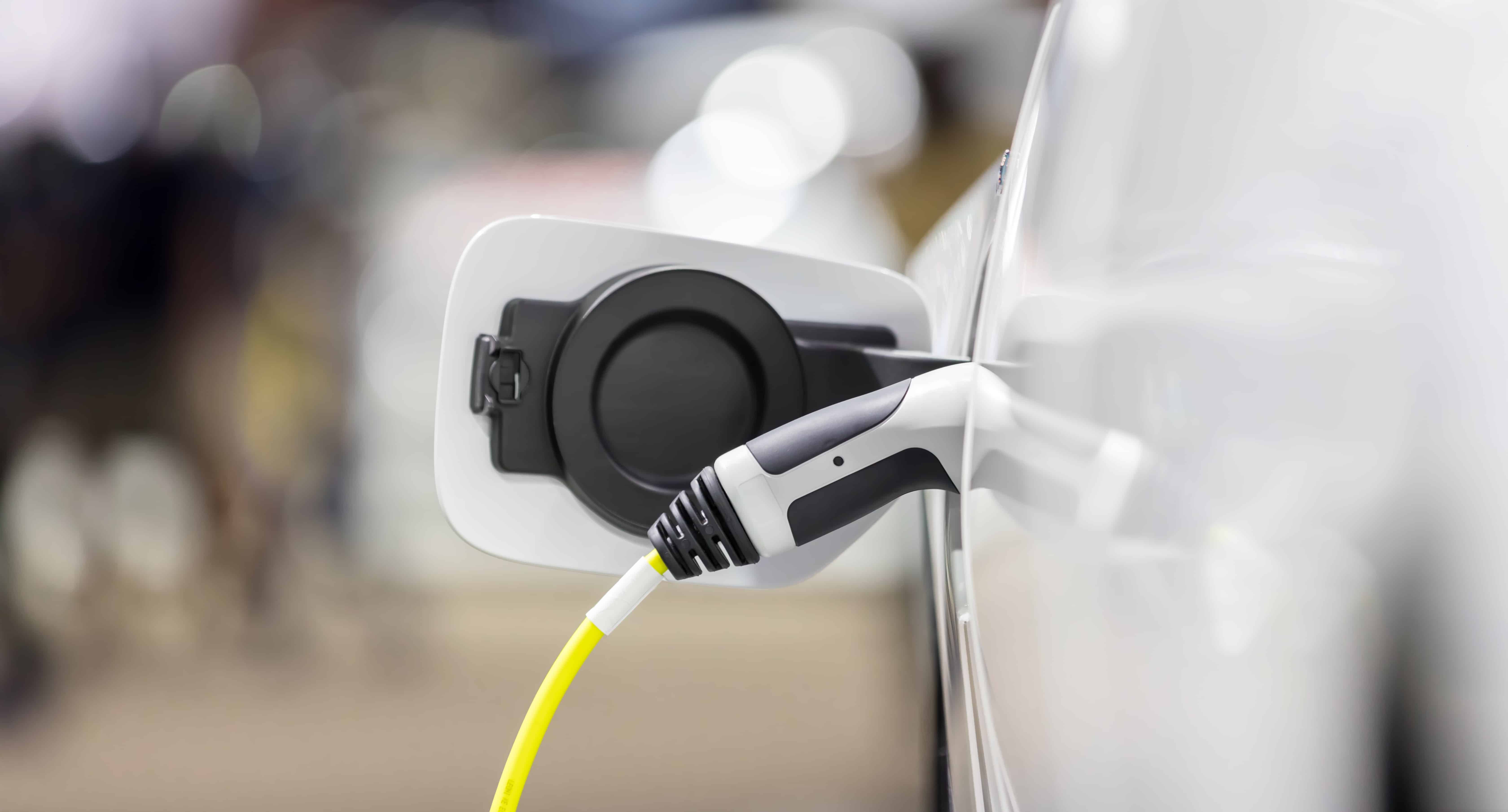 רכב חשמלי מחובר לעמדת טעינה